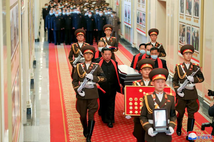 צפון קוריאה פיונגיאנג קים ג'ונג און הלוויית בכיר בצבא הצפון קוריאני