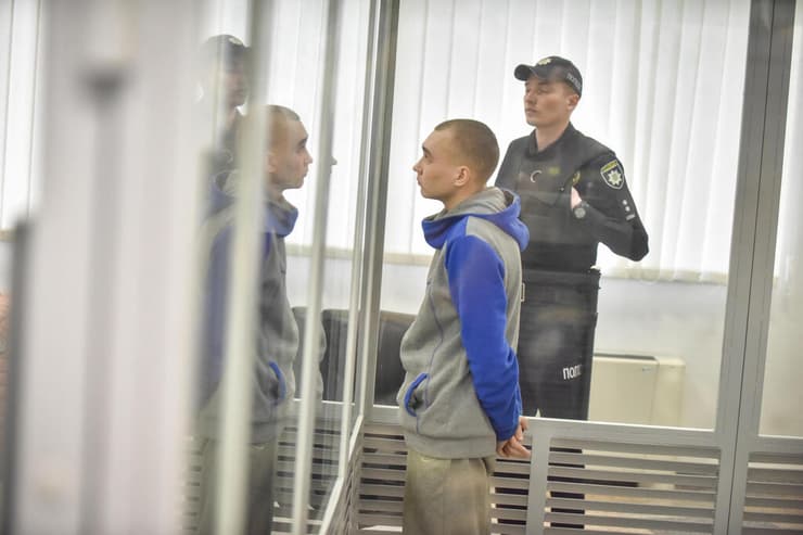 ודים שישימארין חייל רוסי רוסיה ב בית משפט ב קייב אוקראינה הורשע ב פשע מלחמה
