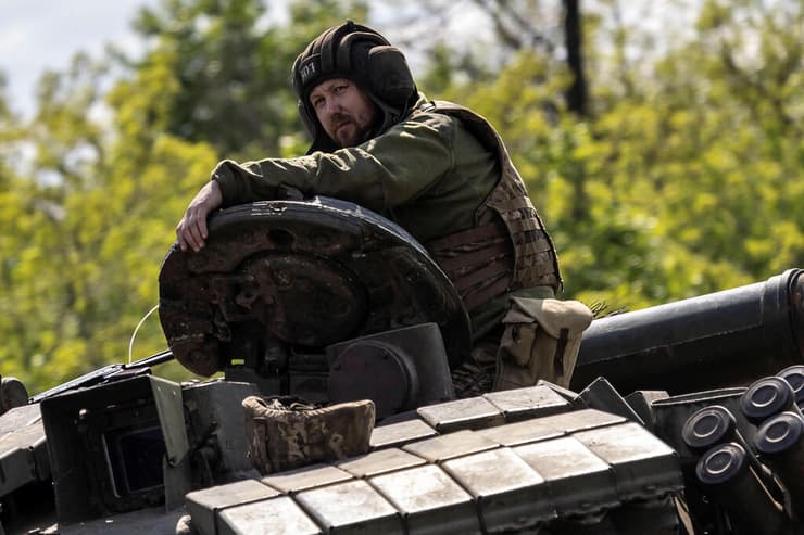 חייל אוקראיני ב טנק בכפר בחמוט במחוז דונייצק שבחבל דונבאס אוקראינה מלחמה מול רוסיה