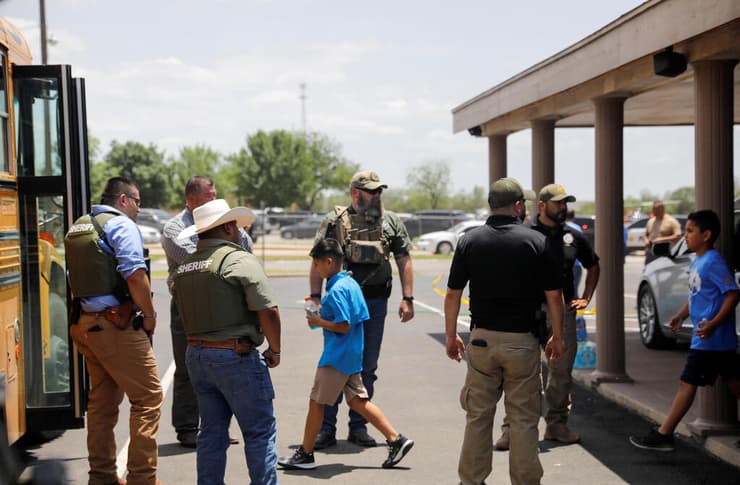 ארה"ב טקסס ילדים עוזבים את בית הספר היסודי רוב אחרי אירוע הירי