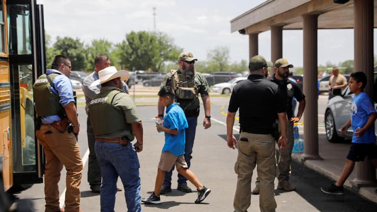 ארה"ב טקסס ילדים עוזבים את בית הספר היסודי רוב אחרי אירוע הירי