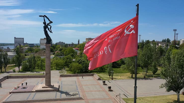 דגל הניצחון הסובייטי מתנוסס בעיר חרסון הכבושה 20 במאי אוקראינה מלחמה מול רוסיה