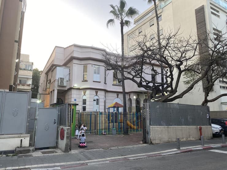 בית הכנסת של חסידות בעלז ברחוב אחד העם. כמה עשרות משפחות נותרו במרכז תל אביב