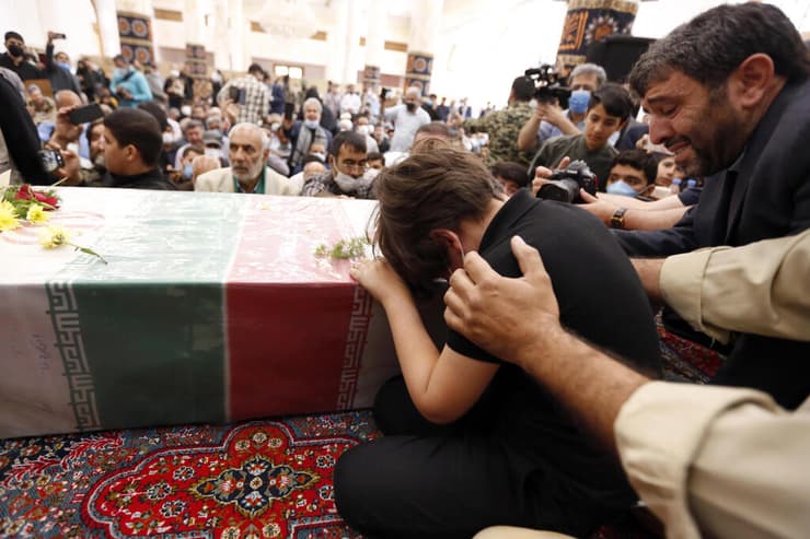 בני משפחתו של קצין משמרות המהפכה קולונל חסן סיאד חודאי שחוסל ב טהרן בוכים מעל ארון קבורתו ב הלווייה שנערכה לו בבירת איראן