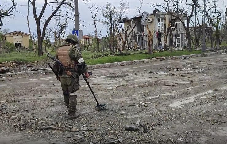 חייל רוסי מחפש מוקשים במפעל אזובסטל ב מריופול אחרי כיבושו הסופי 22 במאי אוקראינה מלחמה מול רוסיה
