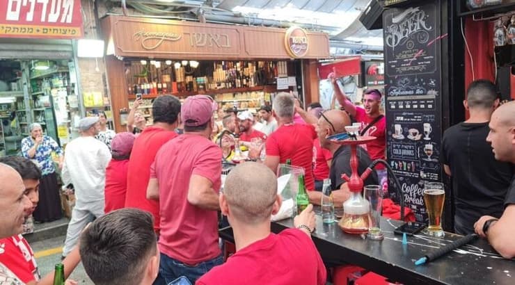 אוהדי הפועל ב"ש בשוק מחנה יהודה (מערכת ONE) אוהדי הפועל ב"ש בשוק מחנה יהודה