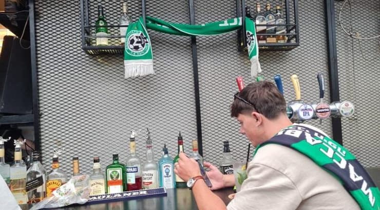 צעיף של מכבי חיפה בשוק מחנה יהודה (מערכת ONE) צעיף של מכבי חיפה בשוק מחנה יהודה