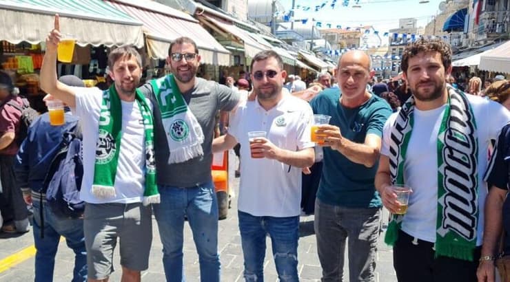 אוהדי מכבי חיפה בשוק מחנה יהודה (מערכת ONE) אוהדי מכבי חיפה בשוק מחנה יהודה