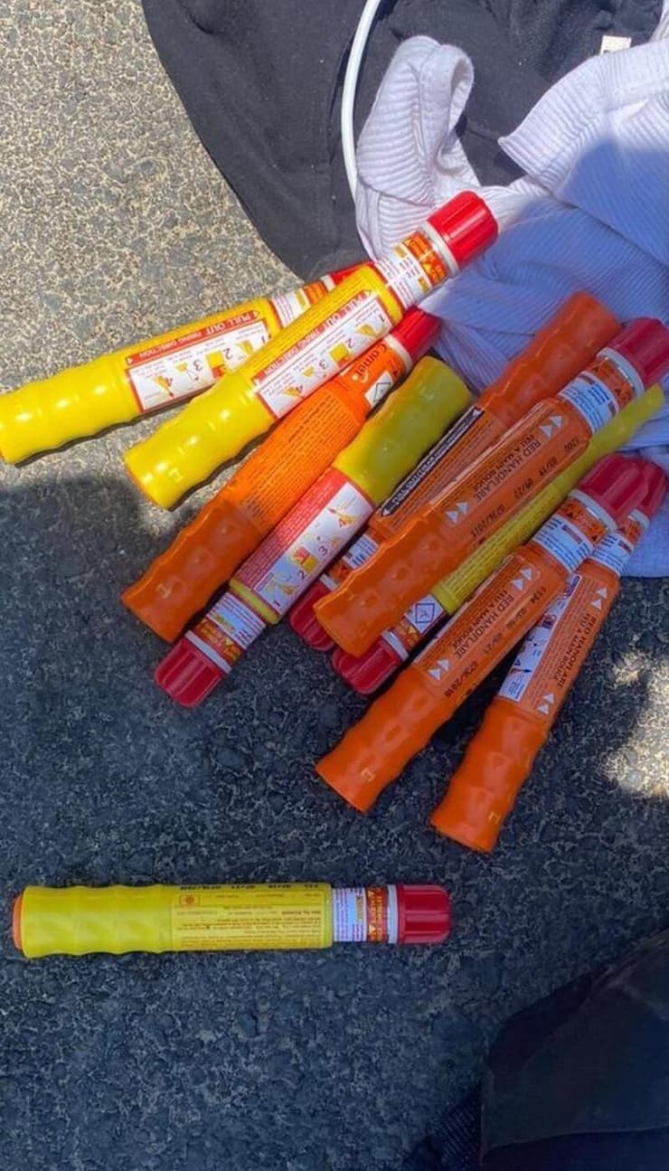 אמצעי הפירוטכניקה שנתפסו (דוברות המשטרה) אמצעי הפירוטכניקה שנתפסו