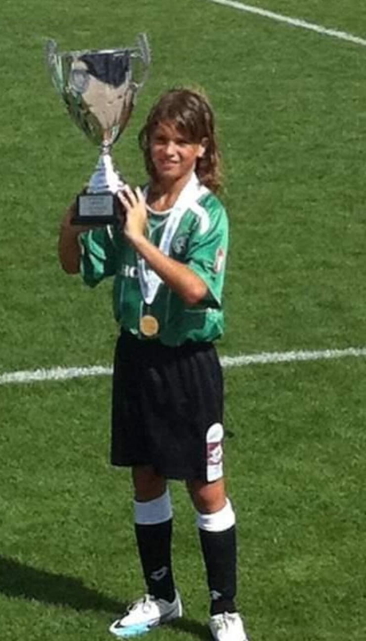 רותם חטואל במדי קבוצת הילדים של מכבי חיפה עם גביע המדינה