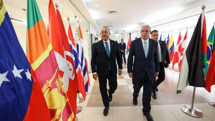 ריאד אל מאלכי שר החוץ של הרשות הפלסטינית עם מבלוט צ'בושולו שר החוץ של טורקיה ב רמאללה