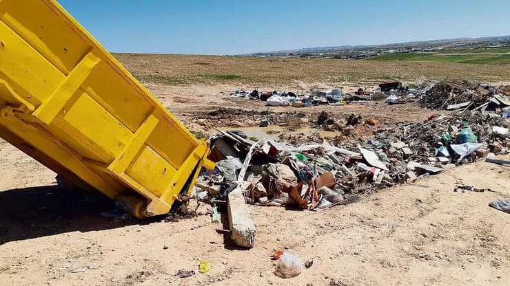 פריקת פסולת לא חוקית בשטח הפתוח