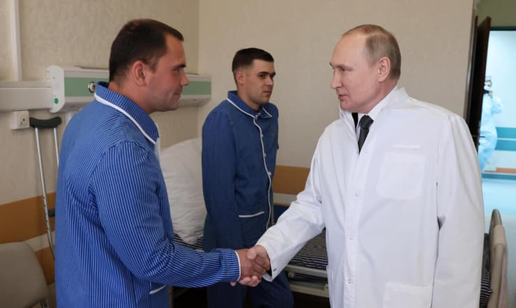 נשיא רוסיה ולדימיר פוטין מבקר חיילים ב בית חולים במוסקבה