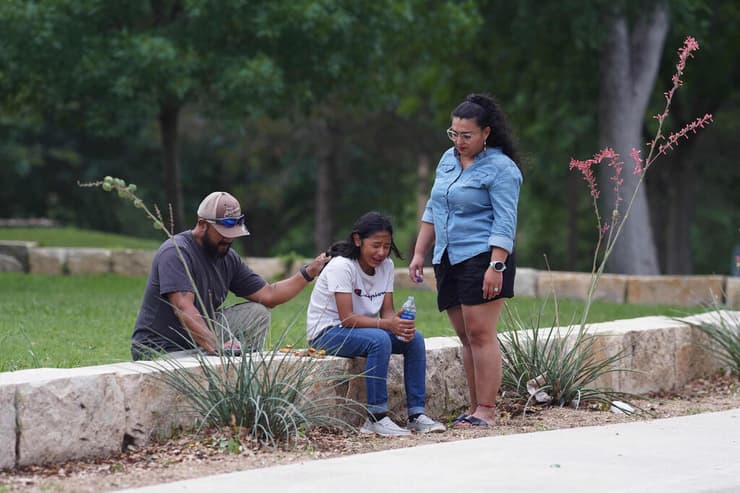 ארה"ב טקסס יובלדי ילדה בוכה ליד מרכז קהילתי שבו מבשרים ל משפחות על מות יקיריהן