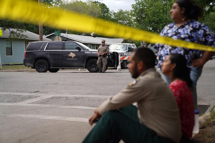 ארה"ב טקסס אנשים יושבים ליד בית הספר רוב ב יובלדי שבו אירע ה טבח
