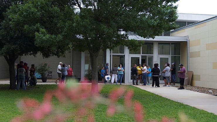 בני משפחה, חברים וקרובים מחוץ לבית הספר בטקסס