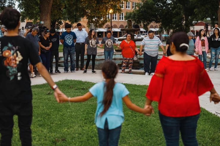 ארה"ב טקסס יובלדי עצרת ב מרכז העיירה מתפללים למען קורבנות הטבח בית ספר רוב