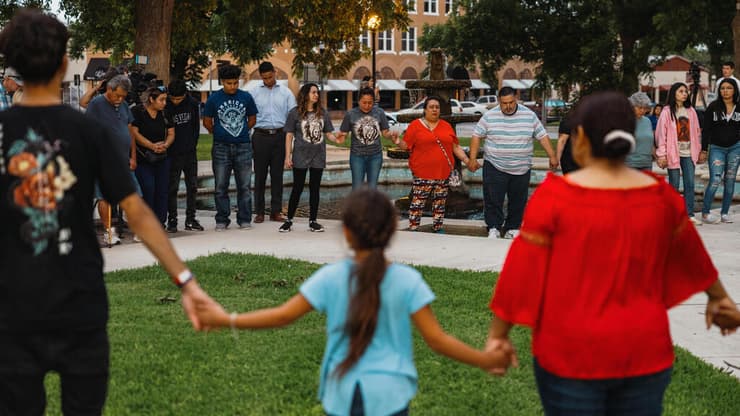 ארה"ב טקסס יובלדי עצרת ב מרכז העיירה מתפללים למען קורבנות הטבח בית ספר רוב