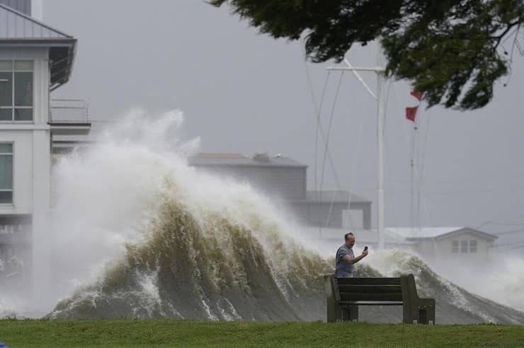 גלים גבוהים בעת סופת הוריקן