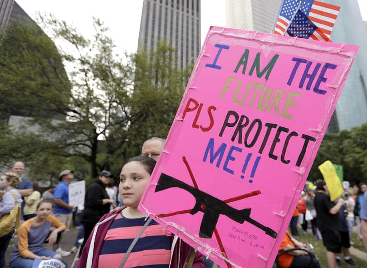 תמונת ארכיון מ-2018 הפגנה ביוסטון נגד חוקי הנשק הקיימים הוטענה בעקבות טבח בית הספר ב יובלדי טקסס ארה"ב