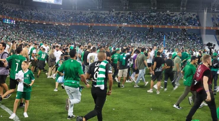 אוהדי מכבי חיפה פורצים לכר הדשא (שחר גרוס) אוהדי מכבי חיפה פורצים לכר הדשא