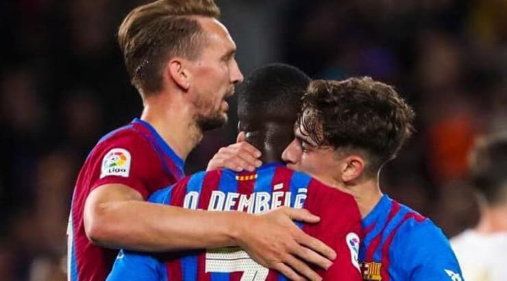 דמבלה חוגג עם החברים בסידני (הטוויטר של ברצלונה) דמבלה חוגג עם החברים בסידני