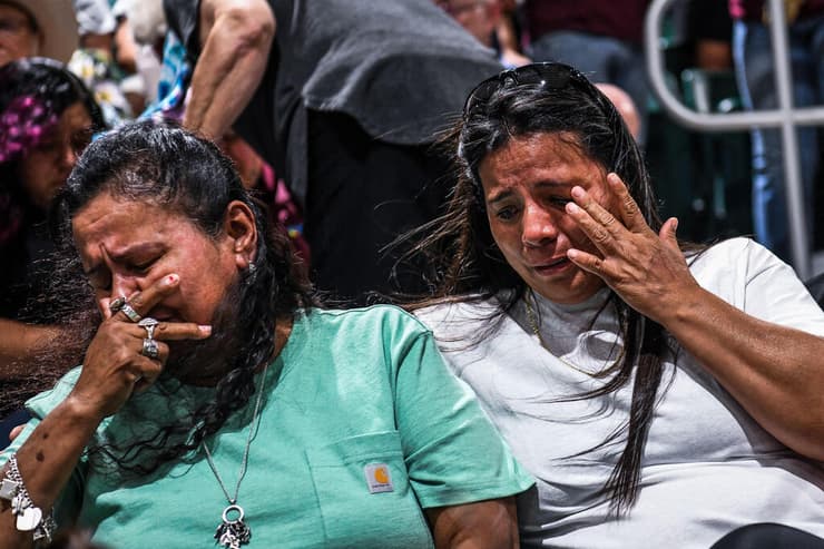 תושבי יובלדי מתאבלים בכנסייה אחרי הטבח