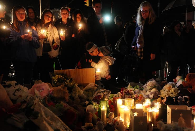 טקס לזכר קורבנות הטבח בסנדי הוק, 2012. יוזמות חקיקה נתקעו בסנאט
