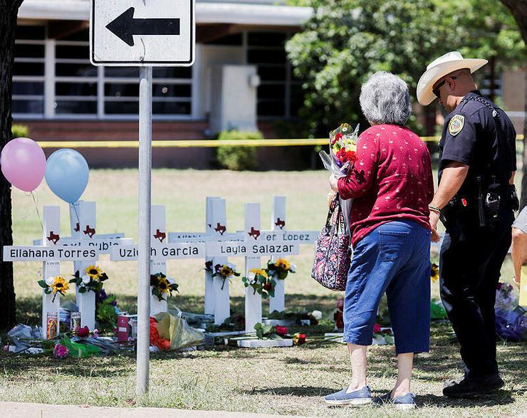 תושבים מניחים זרים לזכר הילדים שנרצחו בטבח בית ספר ב יובלדי טקסס ארה"ב