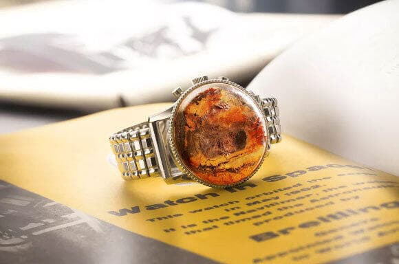 פרסומת על פרק ידו של אסטרונאוט. השעון של קרפנטר, שעדיין לא תוקן, 60 שנה אחרי שנהרס במים