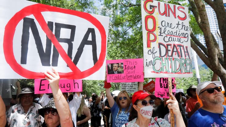 הפגנה מול כינוס של ארגון NRA ב יוסטון טקסס