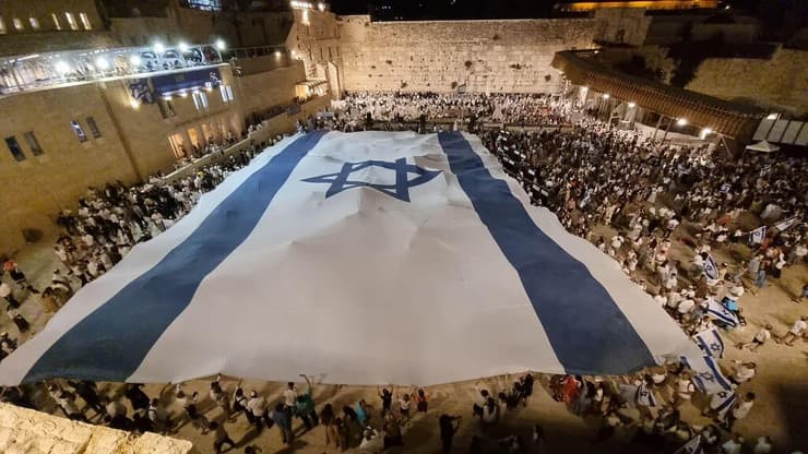 דגל ישראל הגדול בעולם בתפילת יום ירושלים כותל המערבי
