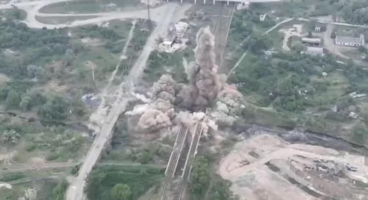 אוקראינה האוקראינים מפוצצים גשר באזור סייביירודונצק