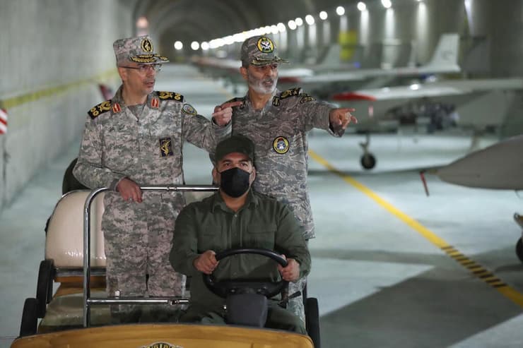 איראן חושפת בסיס מל"טים תת קרקעי מפקד הצבא עבד אל רחים מוסווי ו רמטכ"ל הכוחות המזוינים מוחמד בקרי