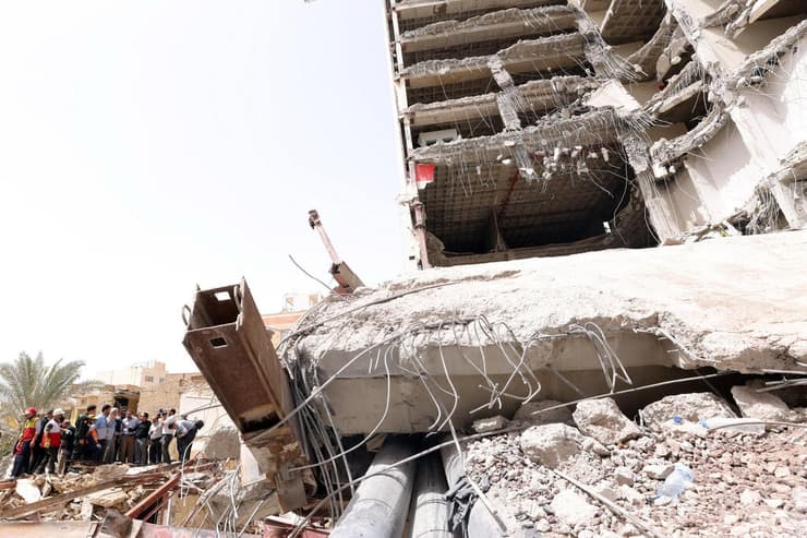 הריסות הבניין שקרס באבאדאן