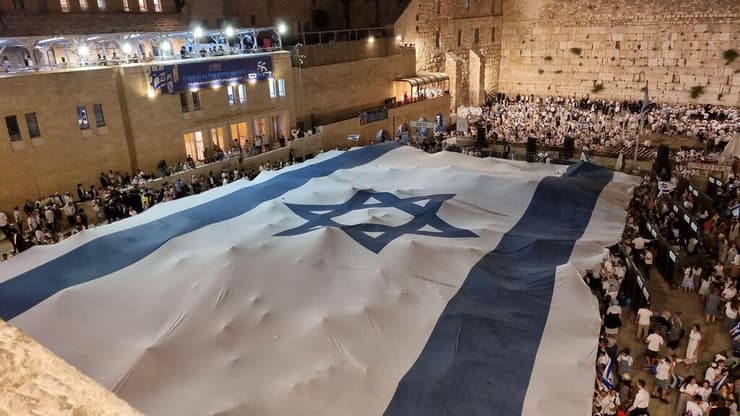 דגל ישראל הגדול בעולם בתפילת יום ירושלים כותל המערבי