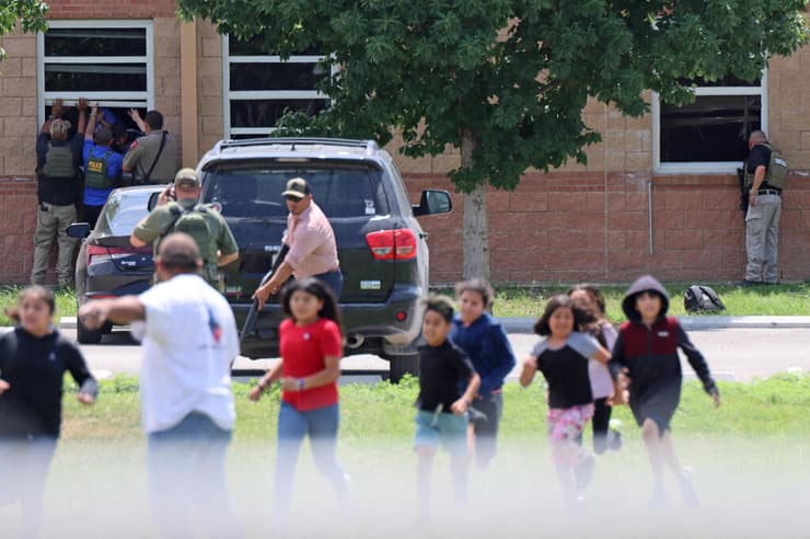 ארה"ב טקסס יובלדי טבח ילדים בורחים מ בית הספר רוב בזמן הירי של סלבדור ראמוס