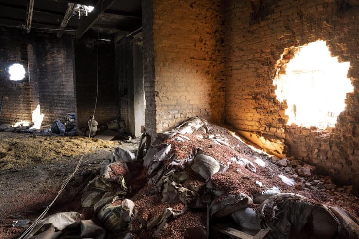 אוקראינה מחסן תבואה ש נפגע מ ירי רוסי ב פרברי חרקוב