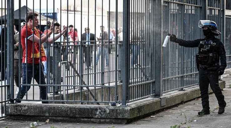 המשטרה והאוהדים. כאוס מוחלט (צילום מסך) המשטרה והאוהדים. כאוס מוחלט