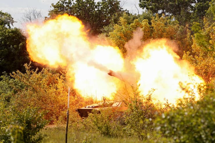 אוקראינה טנק של המורדים הפרו רוסים יורים לעבר סייביירודונצק