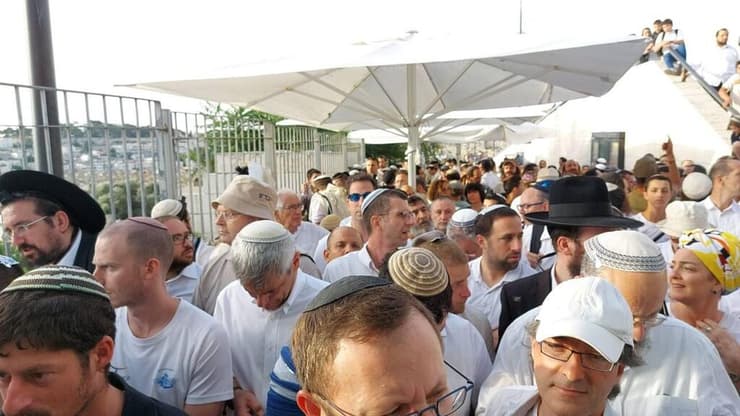 יהודים בכניסה להר הבית ביום ירושלים