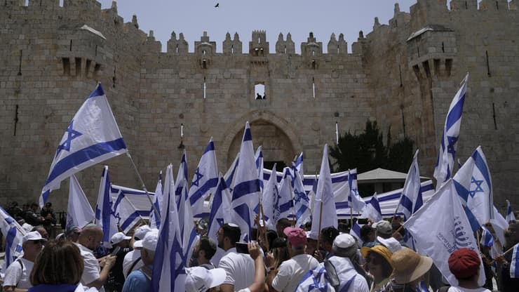 צועדים עם דגלי ישראל בעיר העתיקה