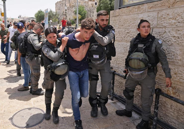 שוטרי  מג"ב עוצרים מתפרעים ליד שער שכם ירושלים