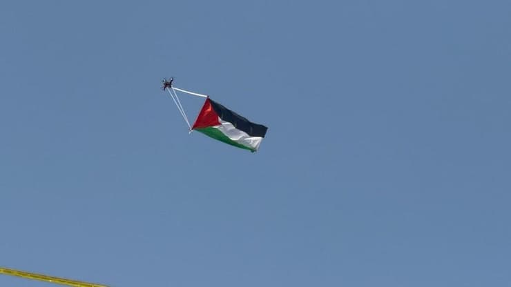 רחפן במזרח ירושלים עם דגל פלסטין