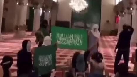 פלסטינים מתבצרים במסגד אל אקצא