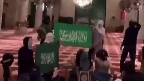פלסטינים מתבצרים במסגד אל אקצא