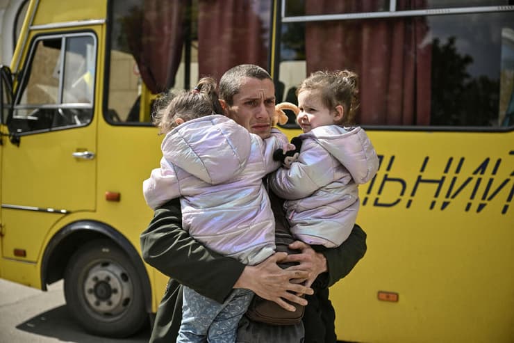 אוקראינה ליסיצ'נסק דמיטרו מוסור שאיבד את אשתו אוחז ב שתי בנותיו התאומות בנות שנתיים ב סייביירודונצק