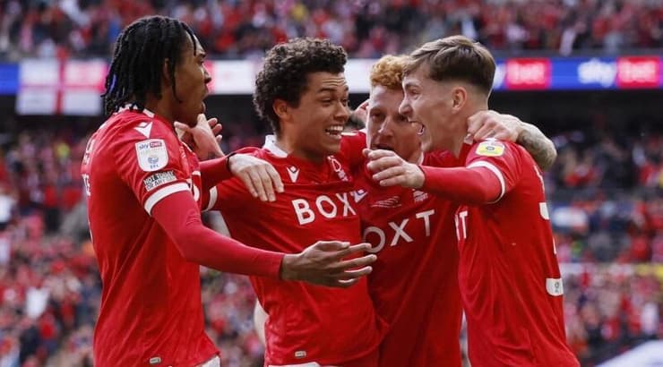 שחקני נוטינגהאם פורסט חוגגים (רויטרס) שחקני נוטינגהאם פורסט חוגגים