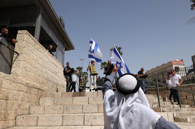 פלסטיני מנפנף ב נעל לעבר יהודים שמניפים דגל ישראל מול שער שכם ירושלים 