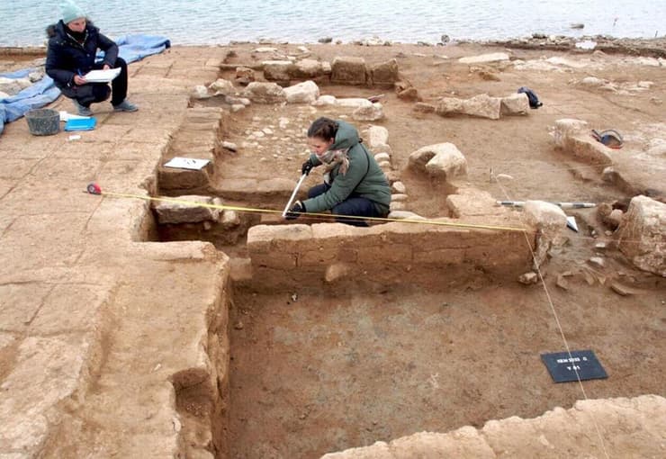 המבנים מתקופת מיתני נמדדים ומתועדים ארכיאולוגית